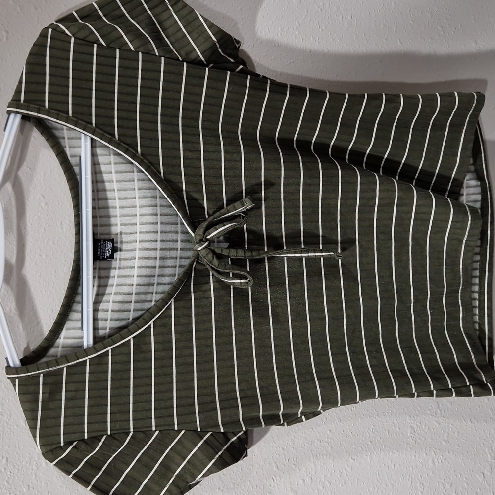 Rue21 green and white ribbed striped shirt size medium